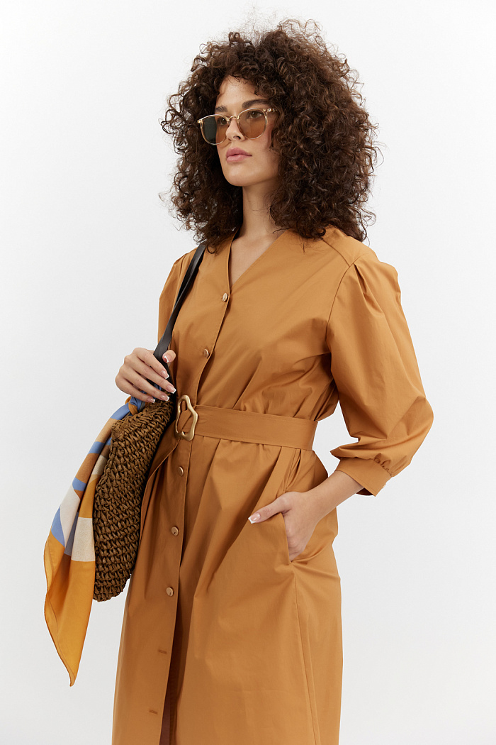 Платье без воротника на пуговицах. Рукав 3/4. Крой прямой. Длина миди. Пояс из основной ткани с пряжкой.