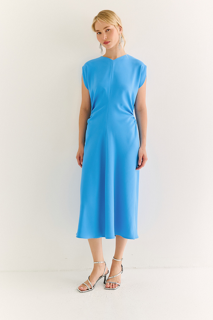 Платье с акцентной талией: элегантность, мимо которой невозможно пройти. Это платье создано, чтобы подчёркивать фигуру и движение. Сборка на талии формирует выразительный силуэт "песочные часы", а клёш по низу придаёт образу лёгкость и динамику. Короткий рукав и округлый вырез подчёркивают лаконичность верха, позволяя сделать акцент на линии тела. Идеально для особых случаев, коктейльных мероприятий или ужинов. При этом легко адаптируется для повседневной элегантности — достаточно выбрать правильную стилизацию. Сдержанный шик с характером уверенной женщины.