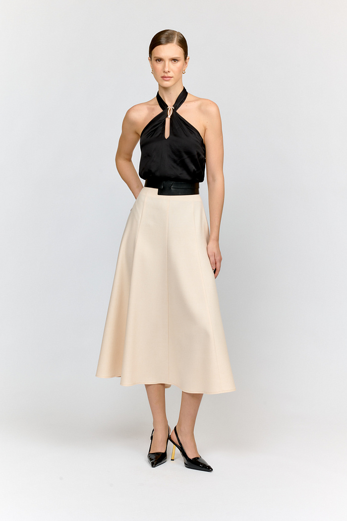 Изящный топ из блузочного крепа с трендовым жемчужным блеском черного цвета. Прямой силуэт, открытая спина и оригинальный декор с широкими бретелями переходящими в бант - эффектно выделяют изделия. Носите с прямыми брюками, джинсами, элегантными юбками.