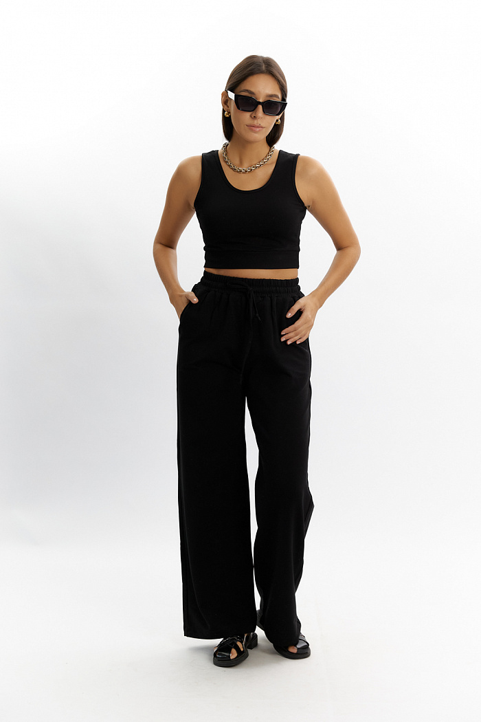 Брюки трикотажные на резинке.