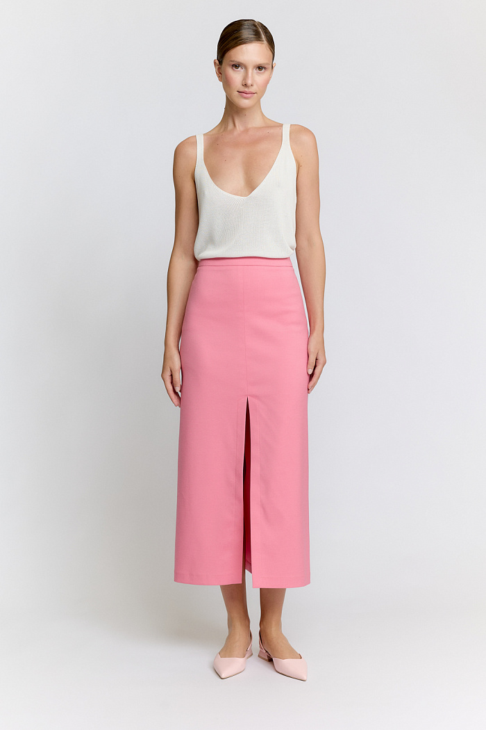 Юбка длиной миди с разрезом по центру передней части.