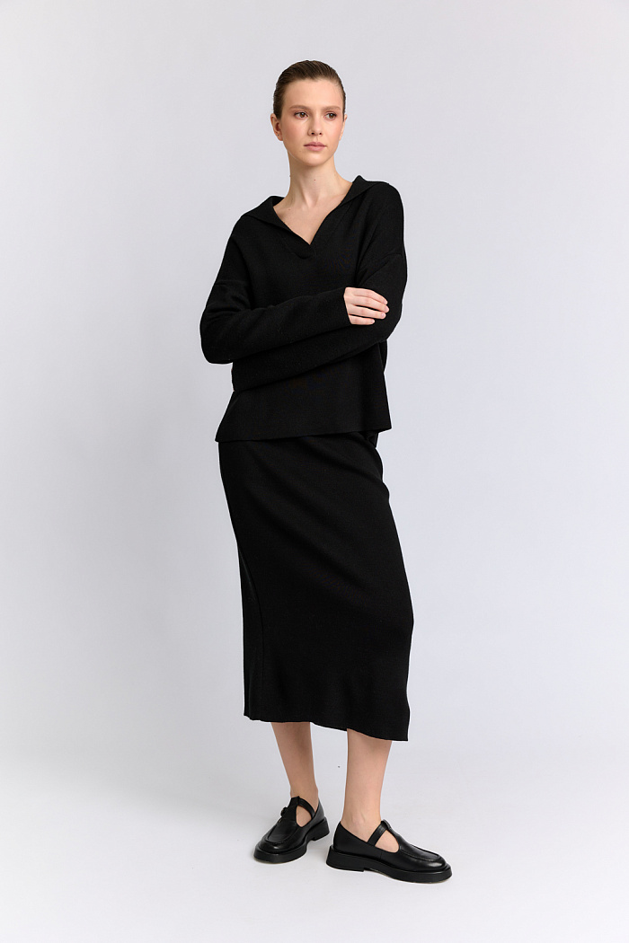 Юбка зауженная книзу с разрезом.