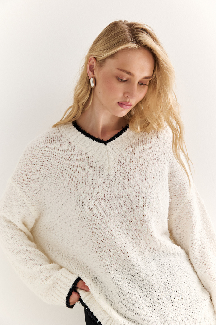 Джемпер с V-образным вырезом горловины.