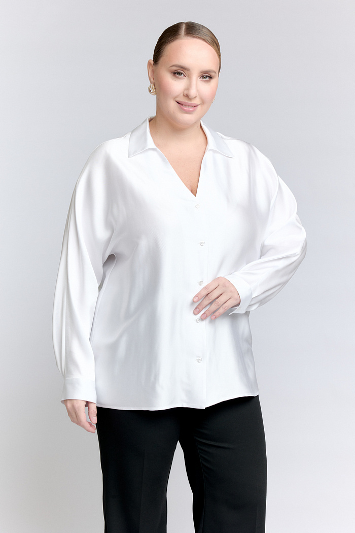 Блуза с цельнокроеными рукавами и V-образным вырезом горловины. Застежка на пуговицы.