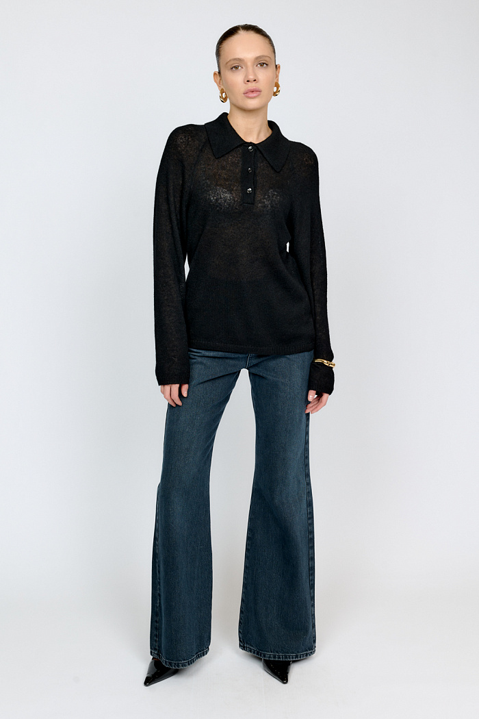 Трикотажный джемпер - поло черного цвета, полуприлегающего силуэта из тонкой смесовой пряжи с шерстью альпаки с рукавом реглан и застежкой на пуговицы - трендовая модель для создания современных образов.