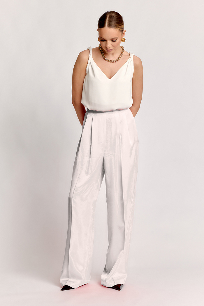 Брюки на поясе свободного силуэта с двуми защипами.