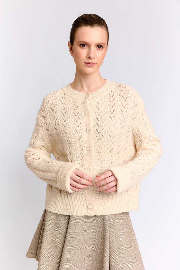 Кардиган с ажурной вязкой и с застежкой на пуговицы.