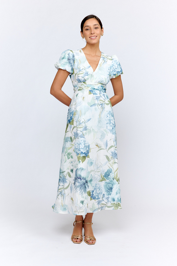 Платье с V-образным вырезом и коротким рукавом на резинке. На талии перекрут в виде пояса переходящий на спину. Длина миди.