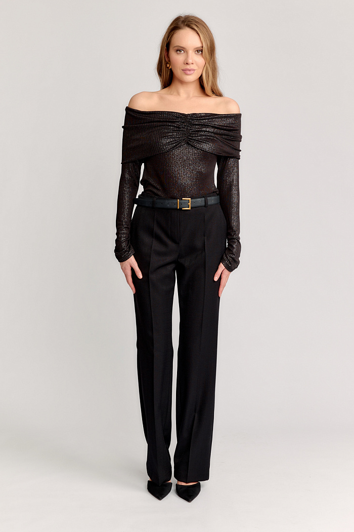 Брюки прямые со стрелками слегка приталенного силуэта.