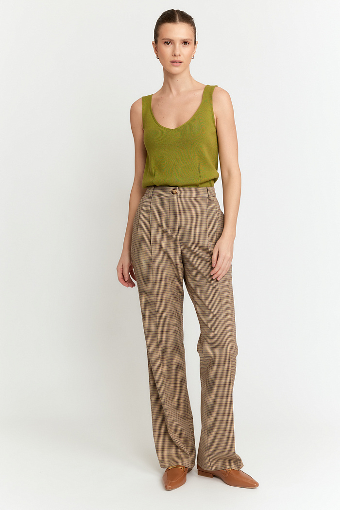 Брюки прямого силуэта со складками по поясу.