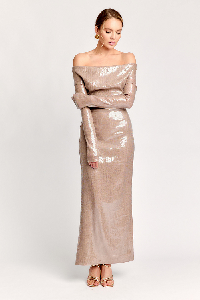 Платье приталенного силуэта с открытыми плечами длины миди. Рукав длинный.