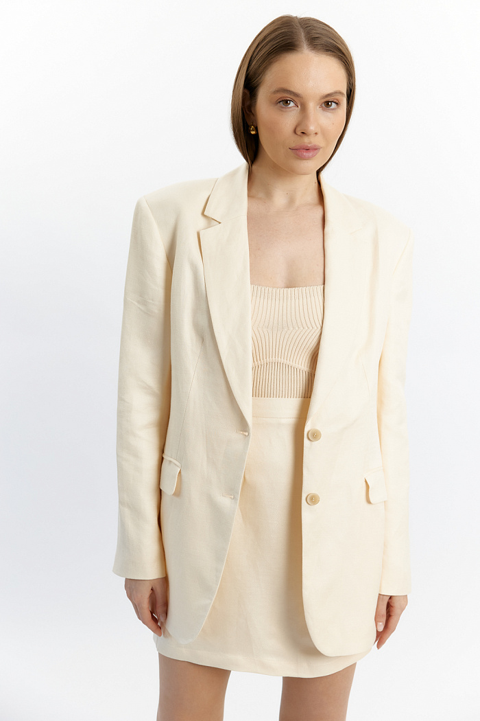 Жакет оверсайз с объемными плечами. Застежка на двух пуговицах. Длина до бедер.