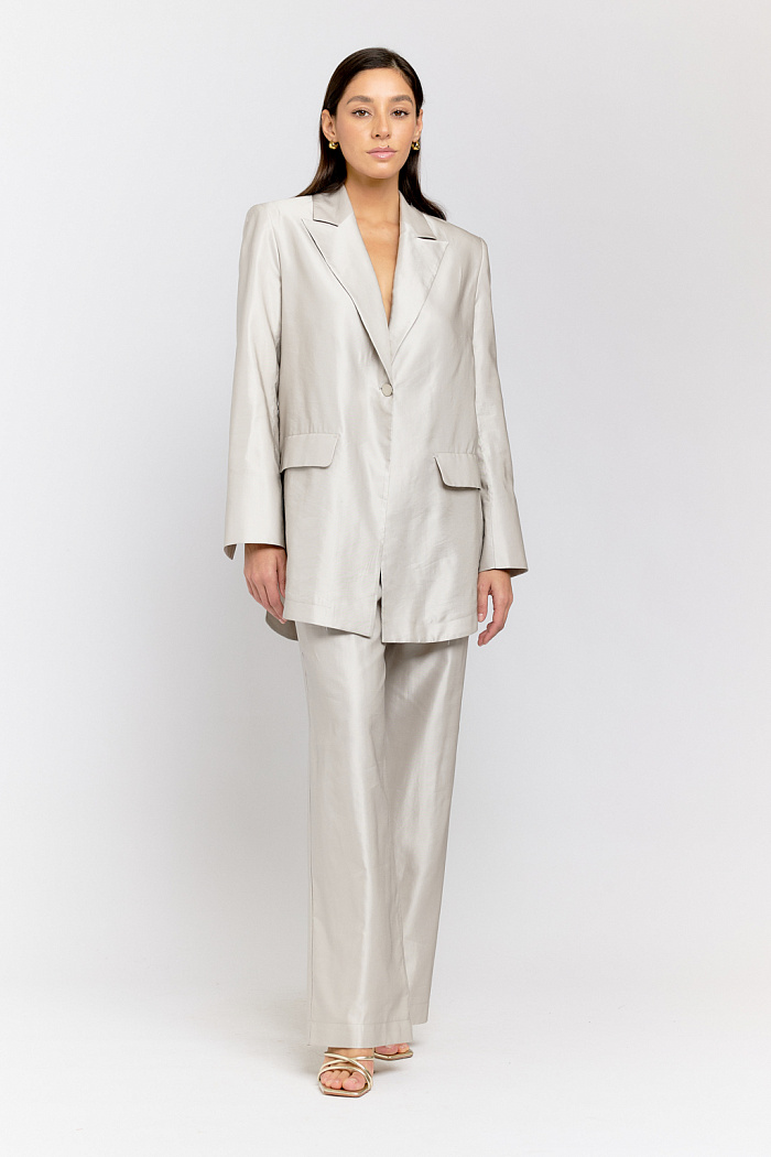 Жакет прямого кроя с фигурными разрезами по бокам приталивается с помощью пояса-ремешка. Разрезы на рукавах придают модели определенную расслабленность, а в сочетании с фактурой ткани модель становится еще более яркой и нарядной. Выполнен из приятной легкой ткани с вискозой с мерцающей фактурой.