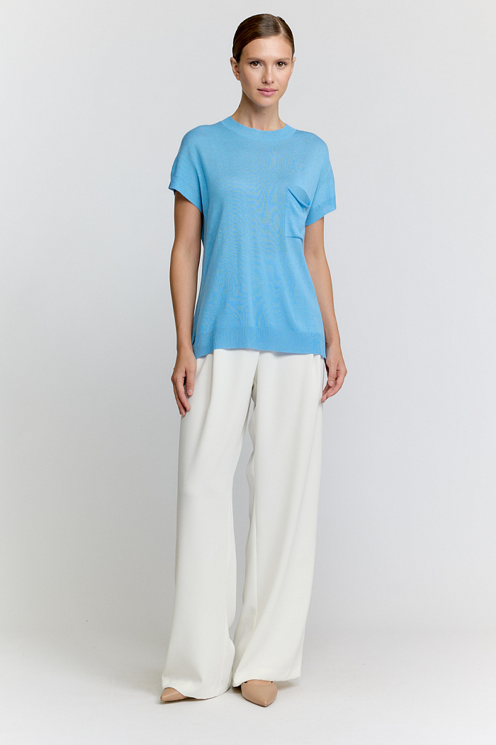 Джемпер со спущенными плечами и накладным карманам по груди.