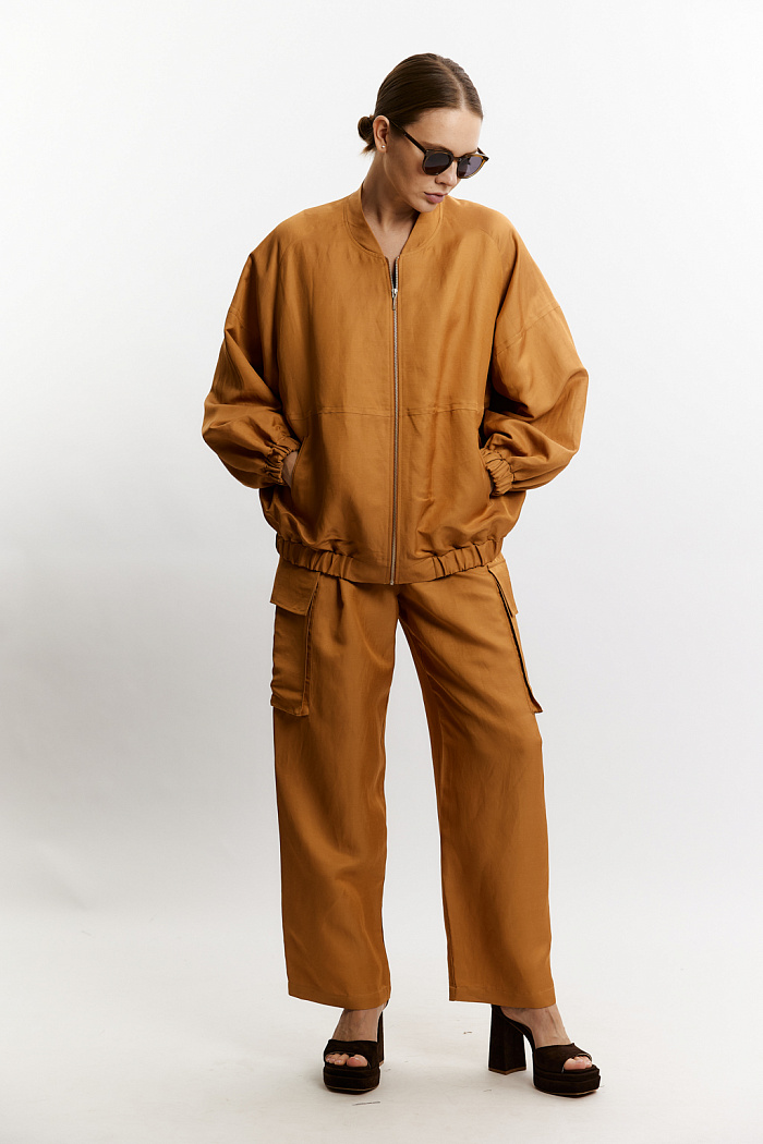 Брюки-карго с объемными накладными карманами. Застежка на молнии и пуговице.