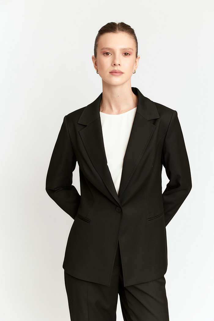 Жакет длиной до бедер полуприлегающего силуэта с английским воротником и застежкой на одну пуговицу.