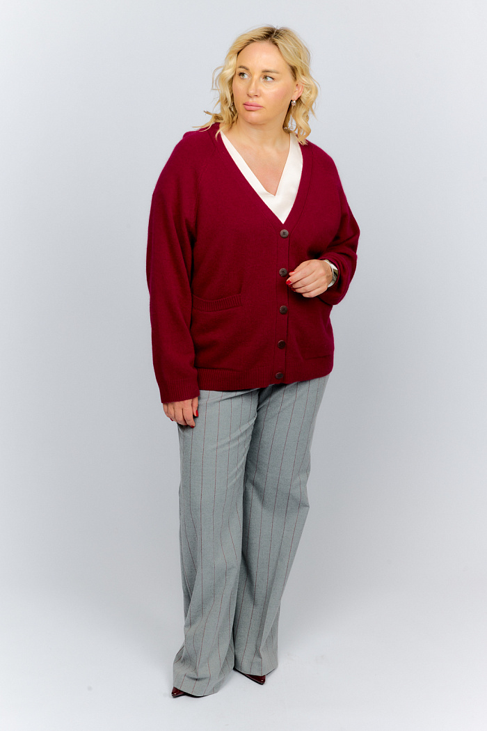 Кардиган прямого силуэта с V-образным вырезом и двумя накладными карманами. Застежка на пуговицах.