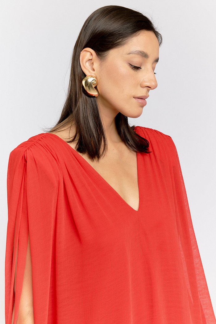 Роскошное платье свободного силуэта с драпировками на плечах и разной длиной по подолу.  Игривое и легкое, летящее платье для ярких образов, которое будет привлекать восхищенные взгляды.