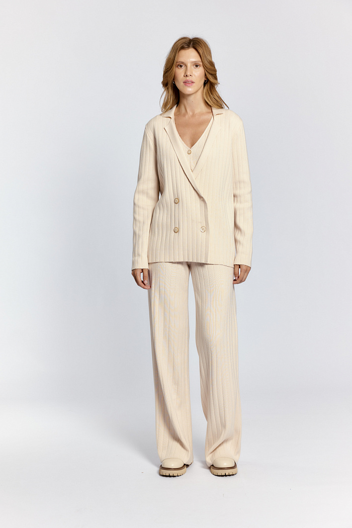 Кардиган двубортное с английским воротником и застёжкой на два ряда пуговиц.