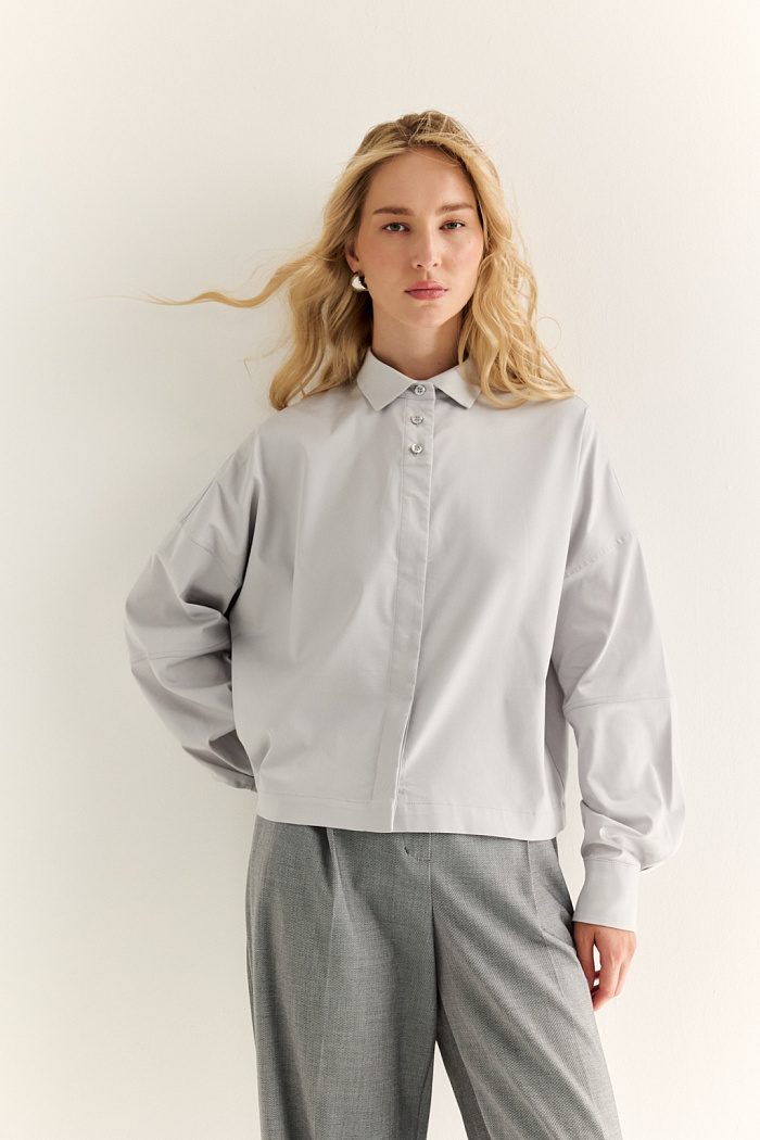 Oversize-рубашка: свобода в форме, точность в деталях

Эта укороченная oversize-рубашка — воплощение современного кроя и функционального стиля. Объёмные рукава с манжетами, акцентная застежка и выразительная спинка с декоративными элементами придают образу архитектурность и остроту. Маленький воротник и прямой  крой делают модель универсальной — от smart casual до модного street style.

Носите как самостоятельную вещь или как верхний слой поверх топа и платья. Особенно эффектно сочетается с брюками-карго, юбкой на высокой талии или джинсами.

Для тех, кто выбирает стиль с воздухом