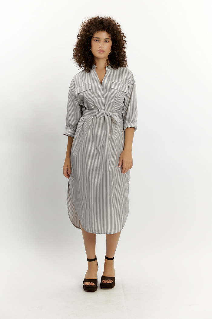 Платье-рубашка с иммитацией планки. Рукав полной длины на манжете. Пояс из основной ткани. На груди два накладных кармана.