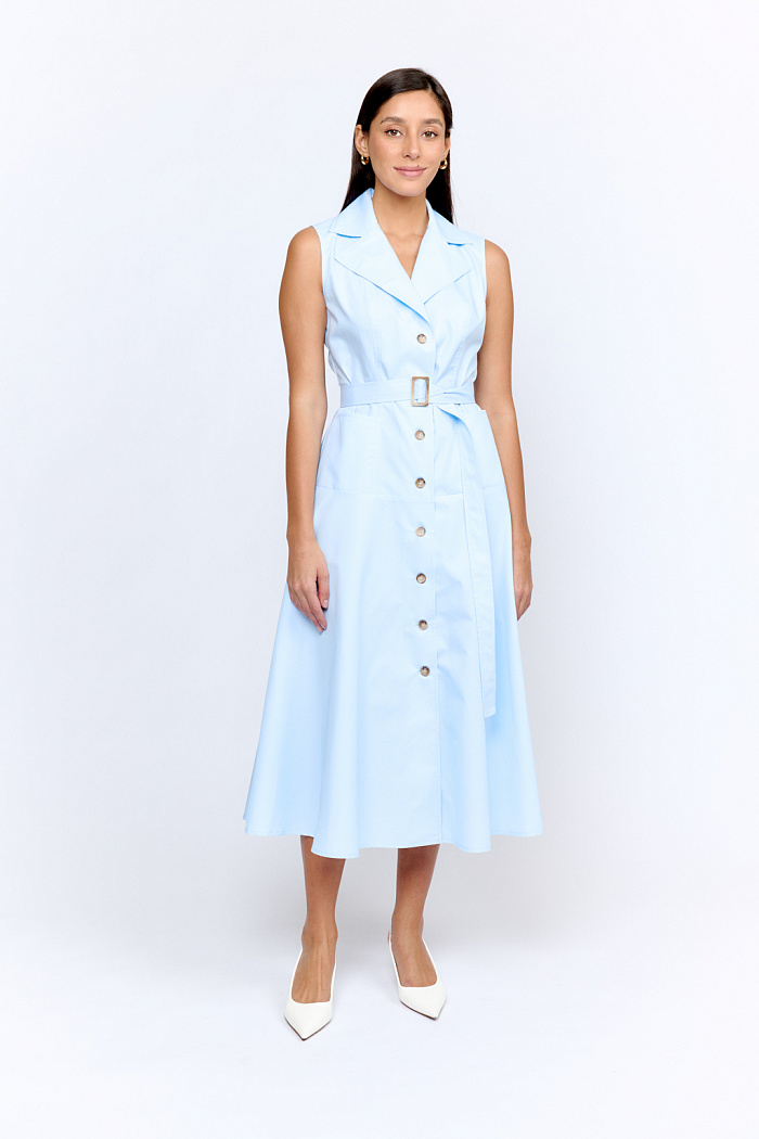 Платье с английским воротником без рукавов и двумя накладными карманами спереди по юбке. Пояс из основной ткани с пряжкой. Длина миди. Застежка на пуговицах.