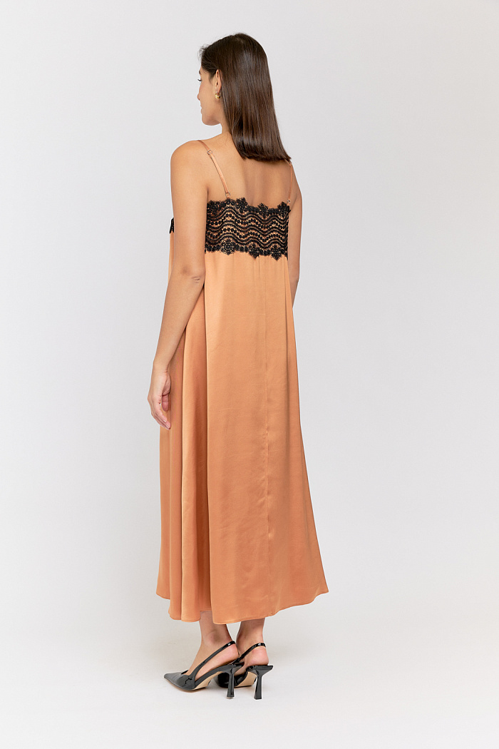 Платье с кружевом прямого кроя на бретелях. Декоративный шов спереди и по спинке.