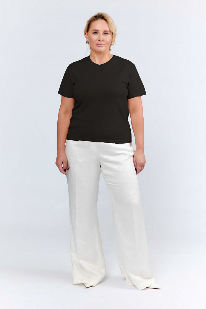 Джемпер с коротким рукавом прямого кроя.