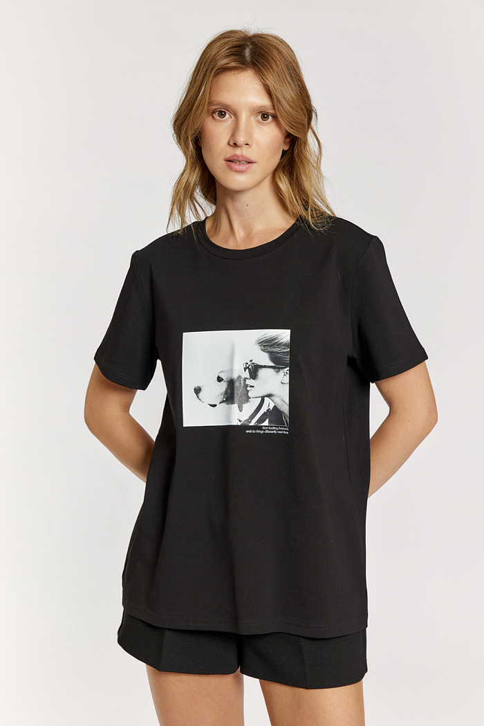 Футболка прямого силуэта с шелкографией по полочке