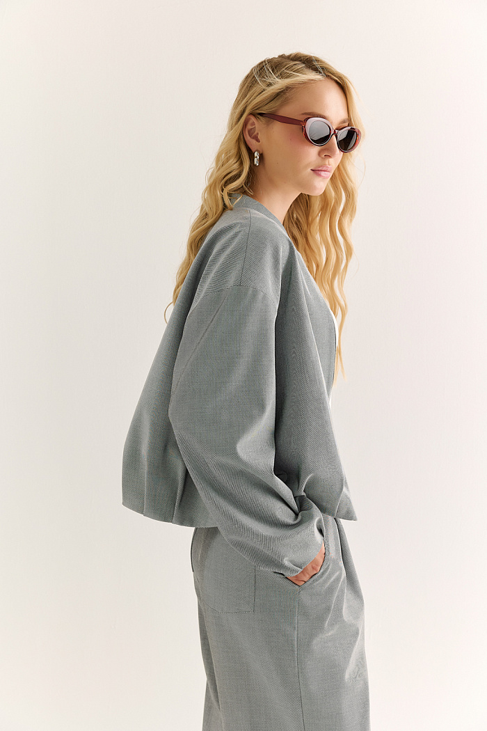 Бомбер: свобода формы и движение стиля

Объёмный бомбер со складками по низу изделия и рукавам — стильный гибрид классики и спортивного кроя. Свободная посадка, застёжка на молнию и мягкий воротник-стойка превращают эту модель в ключевой элемент расслабленного, но выразительного гардероба.

Собранный низ подчеркивает линию талии и добавляет динамики, создавая модный силуэт без усилий. Носите с джоггерами, прямыми брюками или юбкой — в любом сочетании бомбер остаётся акцентным и современным.

Для тех, кто выбирает комфорт, но не отказывается от характера.