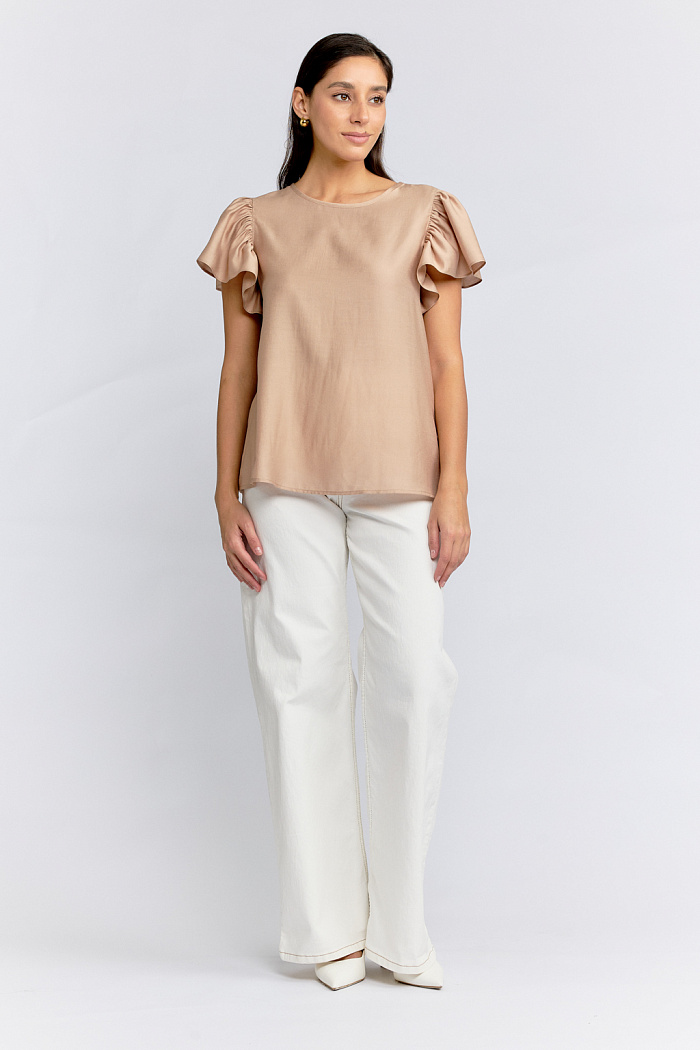 Блуза прямого силуэта с рюшами на рукавах.