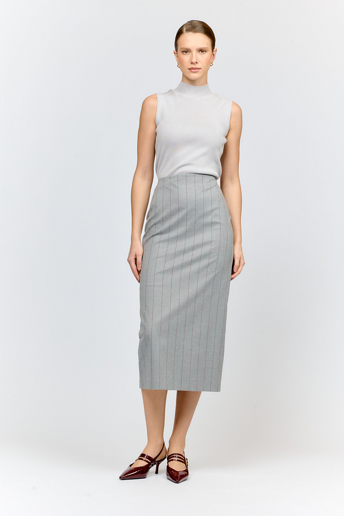 Элегантная юбка-миди из премиальной костюмной ткани с выразительными тёмно-винными полосами на сером фоне. Зауженный силуэт и идеальная посадка на талии создают женственный образ. Идеально сочетается с жакетом и брюками из той же коллекции для создания total-look.