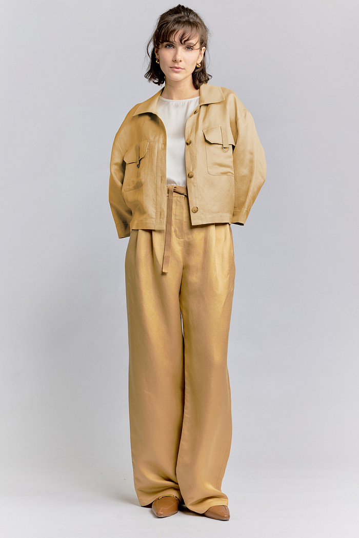 Жакет укороченный с двумя накладными карманами. На клапанах декоративная репсовая лента. Рукав 7/8.