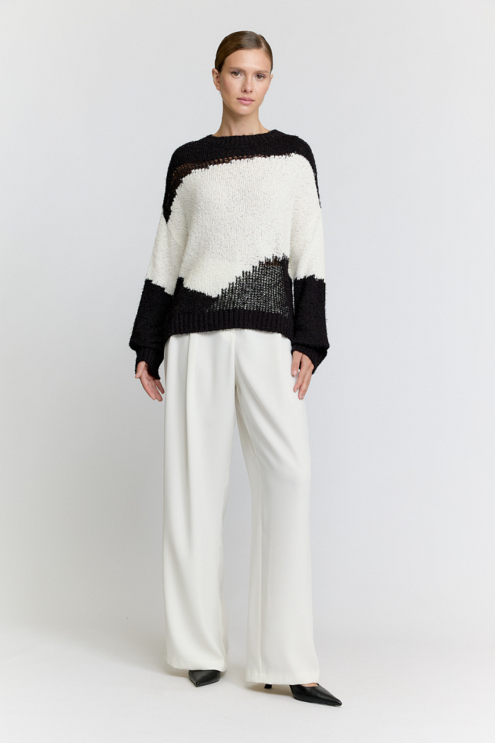 Джемпер с отделочными вставками.