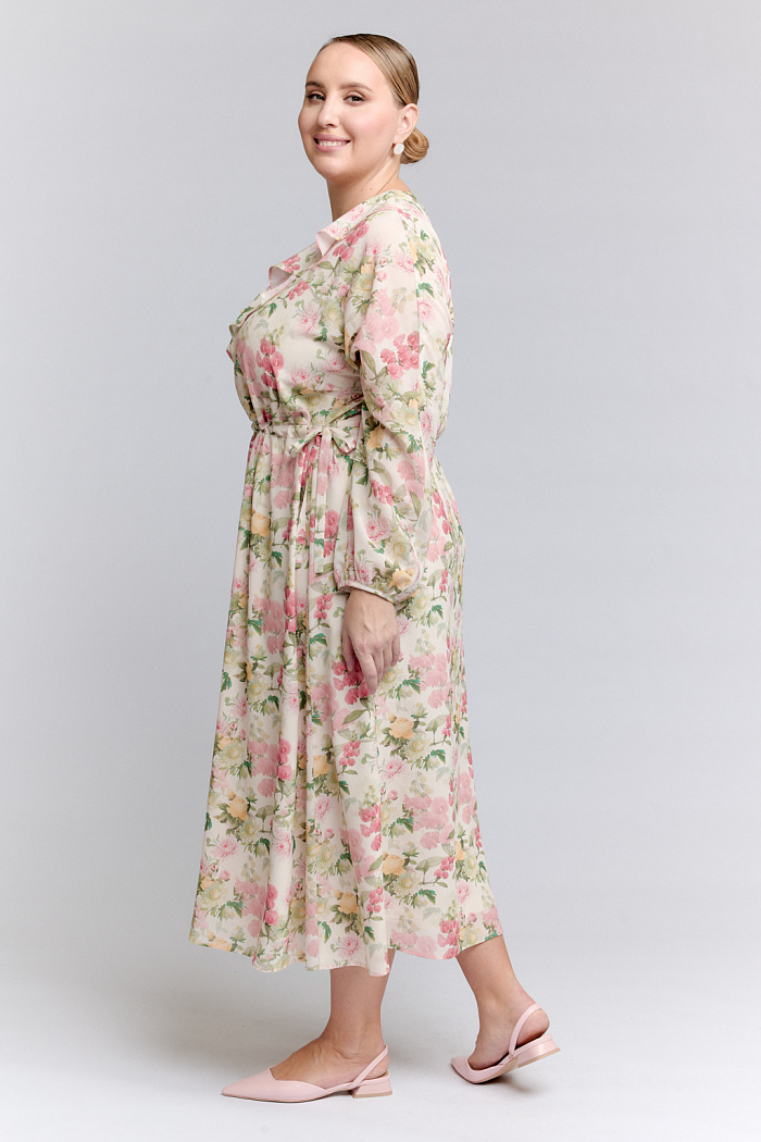 Платье с отрезной юбкой длиной миди. Вырез V-образный с кокелье.