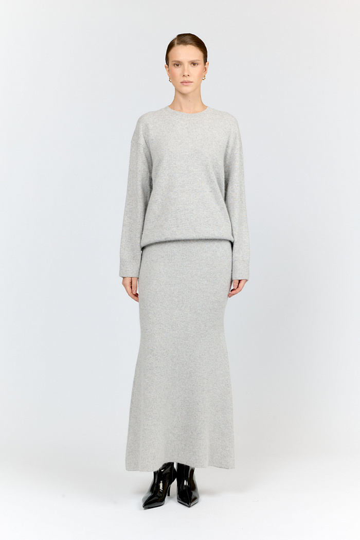 Джемпер прямого силуэта со спущенным плечом