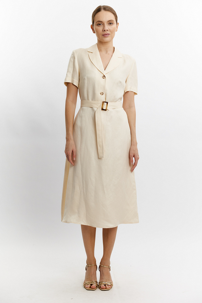 Платье с коротким рукавом, застежка на двух пуговицах. Английский воротник. Длина миди. Пояс с пряжкой.
