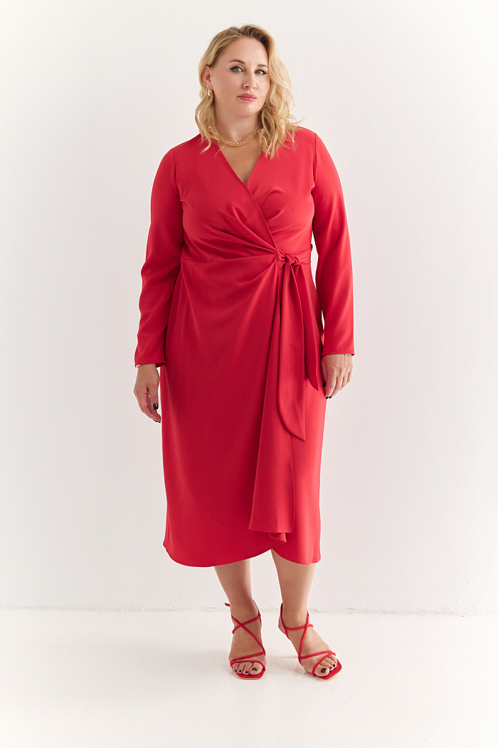 Идеальное базовое платье без воротника, на запахе, длины миди. Рукав полной длины. Выполнено из струящийся плательной ткани с мягком блеском. Полиэстер придает ткани устойчивость к сминанию и хорошо держит форму. Что позволяет изделию сохранять опрятный вид в течении дня.  Насыщенный красный цвет не тускнеет после стирки. Спандекс добавляет эластичность, обеспечивая идеальную посадку по фигуре. Преимущества ткани: новое современное качество с мягким блеском и благородной фактурой. Ткань легкая, приятна к телу, красиво драпируется при движении. Эффектный красный оттенок придает изделию нарядность.