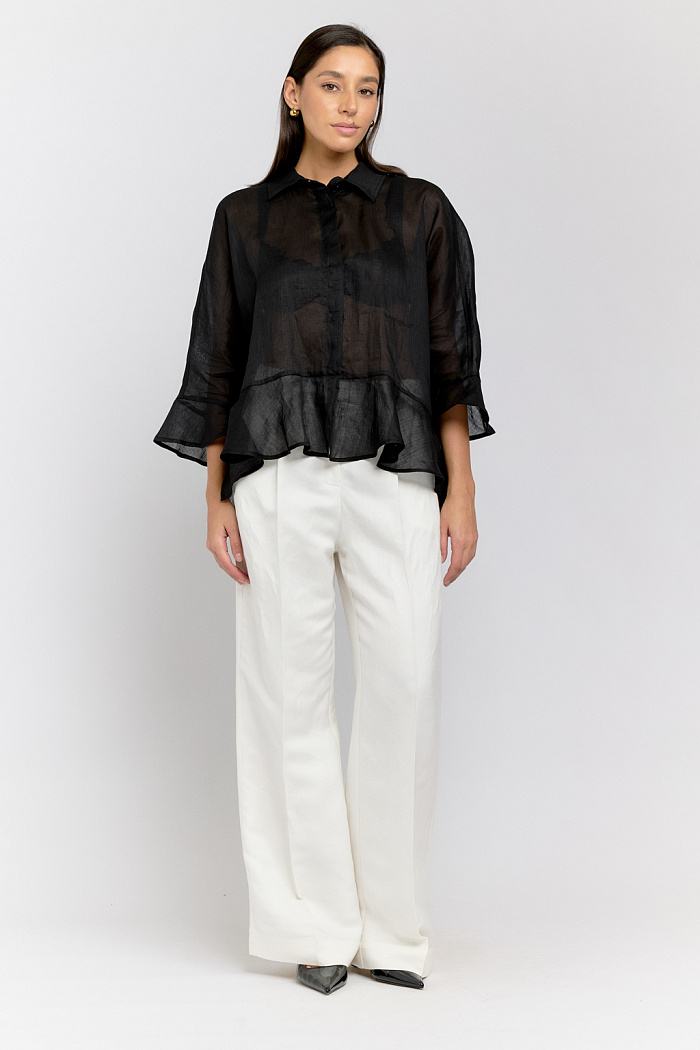 Блуза свободного кроя с баской по низу. Рукав короткий. Застежка на пуговицах.