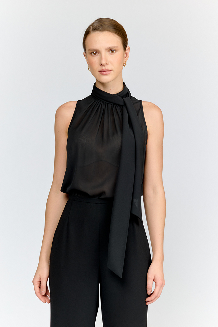 Изящный топ черного цвета из крэш-шифона с изысканным шарфом - бантом  по горловине. Воздушная ткань создаёт лёгкий и женственный образ.