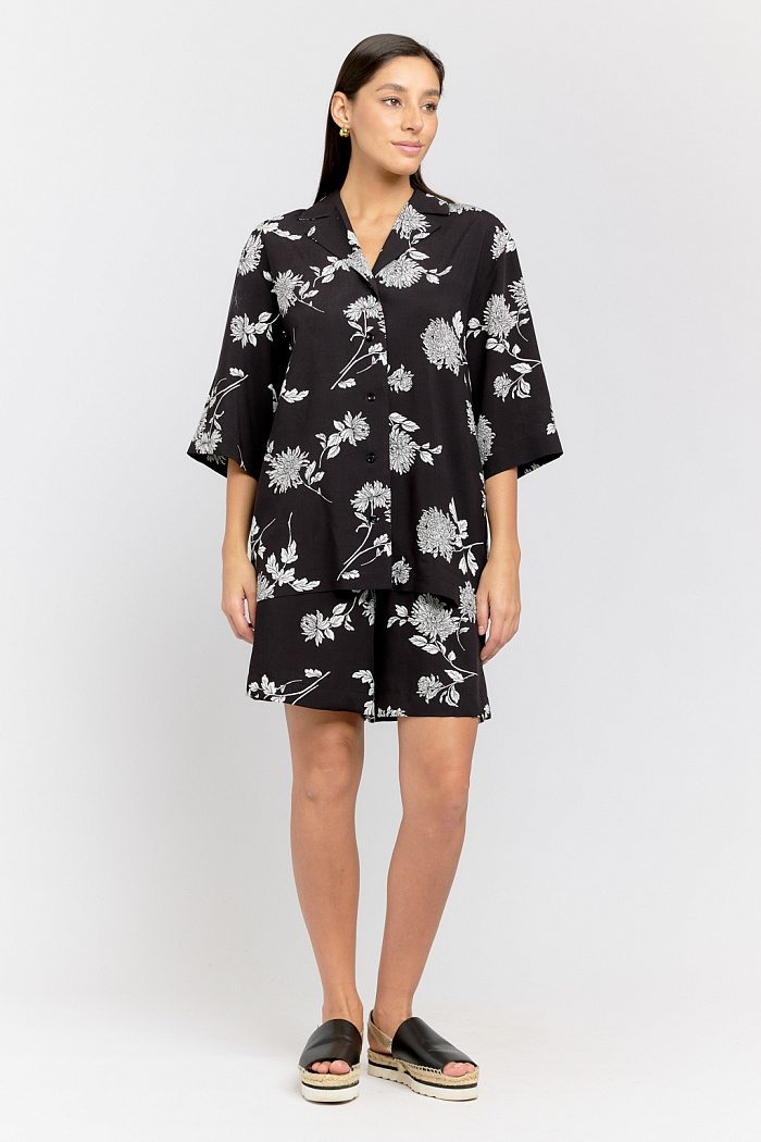 Шорты короткие свободного кроя на резинке.