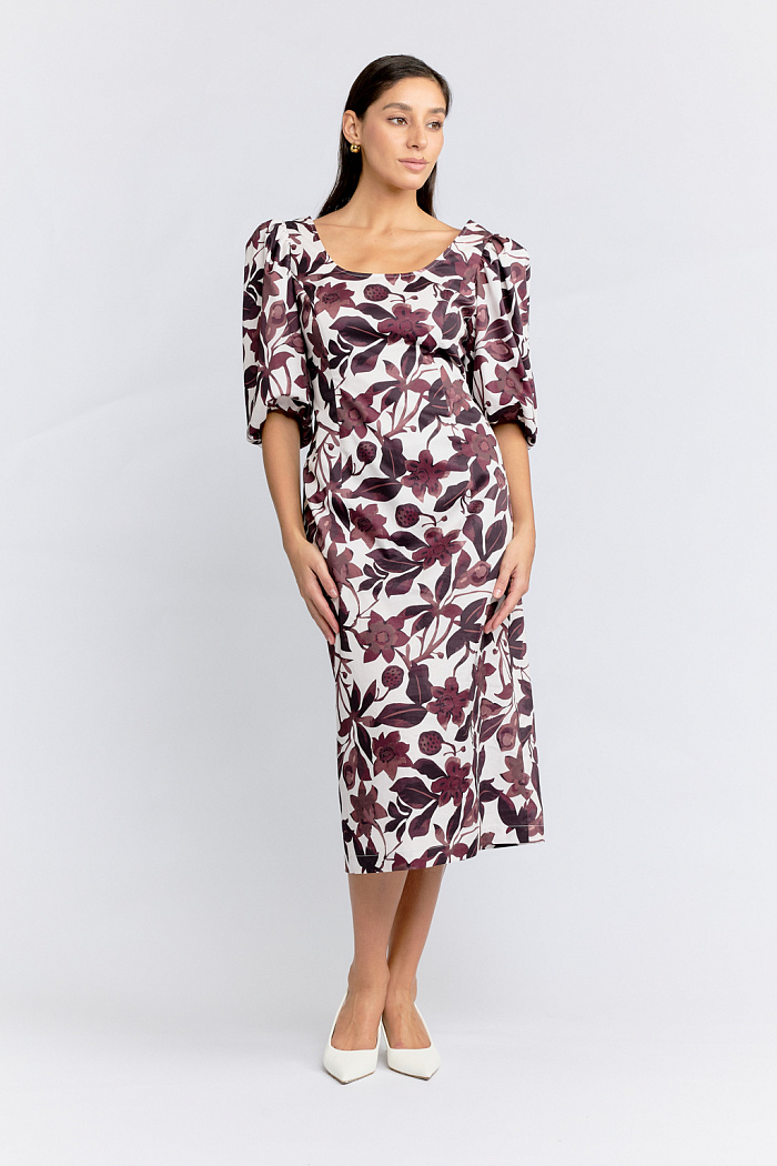 Платье приталенного силуэта длины миди с коротким пышным рукавом на резинке. По спинке резинка.