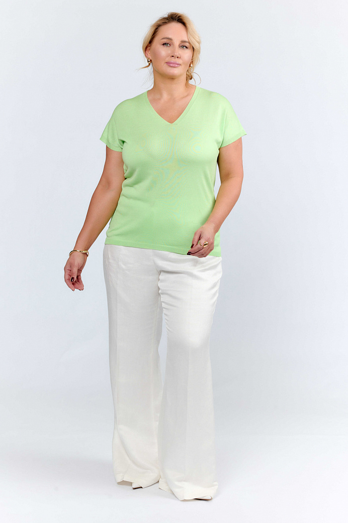 Джемпер без рукавов свободного кроя с V-образным вырезом.