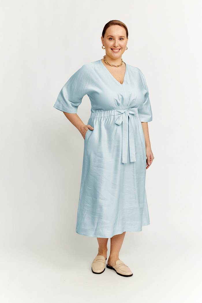 Платье расклешенного силуэта с V-образным вырезом и запахом. Рукав 3/4. Длина миди.