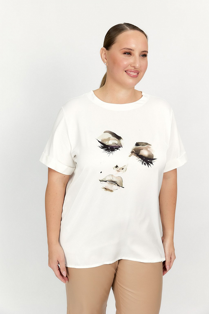 Футболка прямого силуэта с полочкой из отделочной ткани с принтом.
