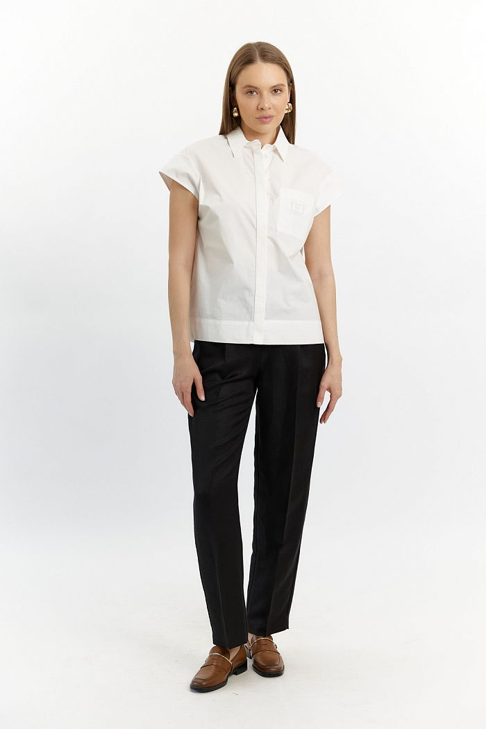 Рубашка прямого кроя с укороченным рукавом. Карман накладной с вышивкой.