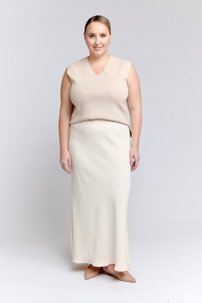 Струящаяся юбка прилегающего силуэта длиной макси.