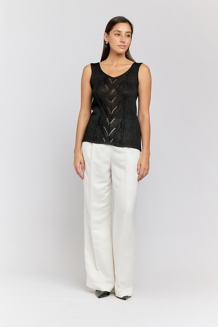 Майка с V-образным вырезом прямого силуэта.