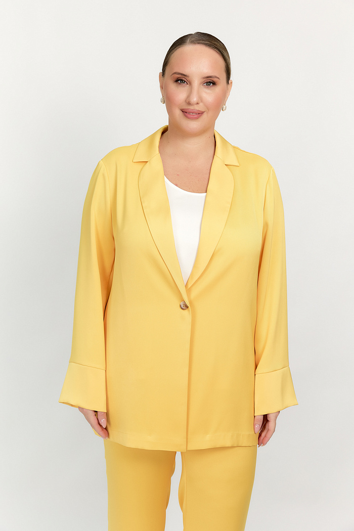 Жакет в пижамном стиле прямого силуэта с застежкой на одну пуговицу.