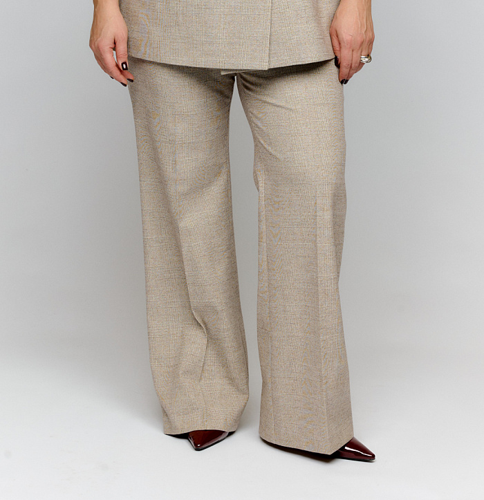 Брюки силуэта клеш на поясе, по спинке резинка.